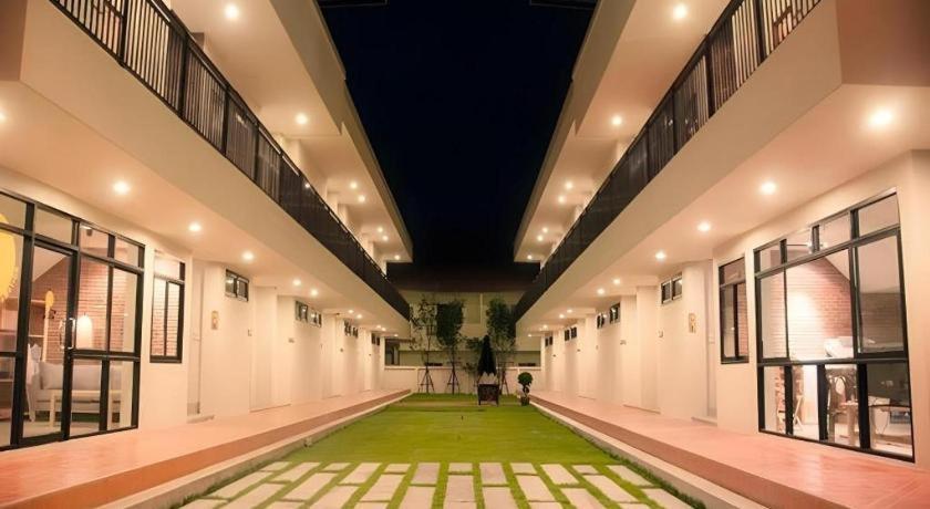 Yellow Moon Hotel Паттайя Экстерьер фото