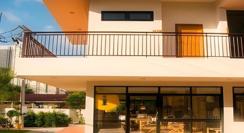 Yellow Moon Hotel Паттайя Экстерьер фото
